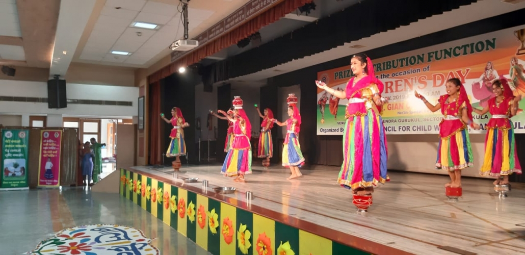 हरियाणा विधानसभा स्पीकर बाल दिवस के अवसर पर जैनेंद्र गुरूकुल स्कूल में बच्चों को संबोधित करते हुए व बच्चें इस दौरान सांस्कृतिक कार्यक्रम प्रस्तुत करते हुए। 