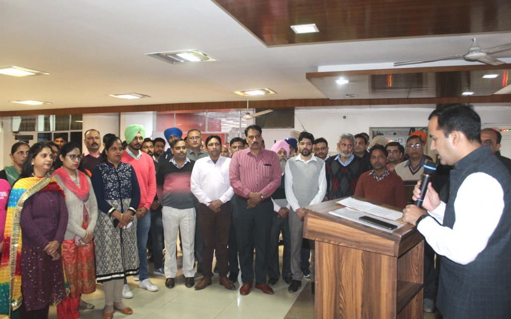 Commissioner administers constitution day pledge at MCC office