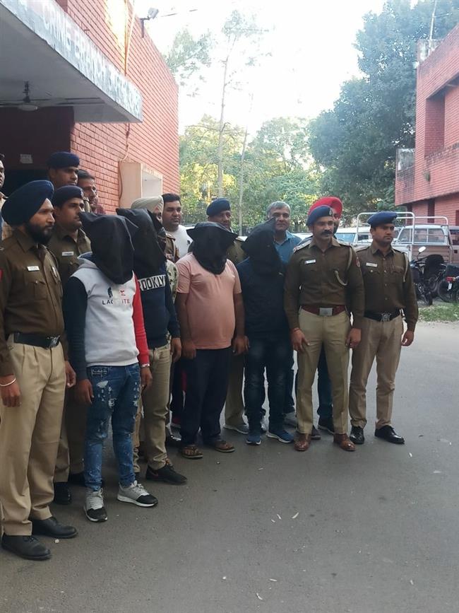 यूटी पुलिस की क्राइम ब्रांच ने बड़ी सफलता हासिल की है, पुलिस ने मामले में इंटर स्टेट गैंग के पांच आरोपी शातिरो को पकड़ा है।