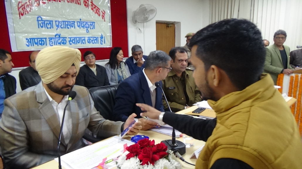खेल एवं युवा कार्यक्रम मंत्री संदीप सिंह कष्ट निवारण समिति की बैठक में परिवादियों की शिकायते सुन कर अधिकारियों को निर्देश देते हुए।    