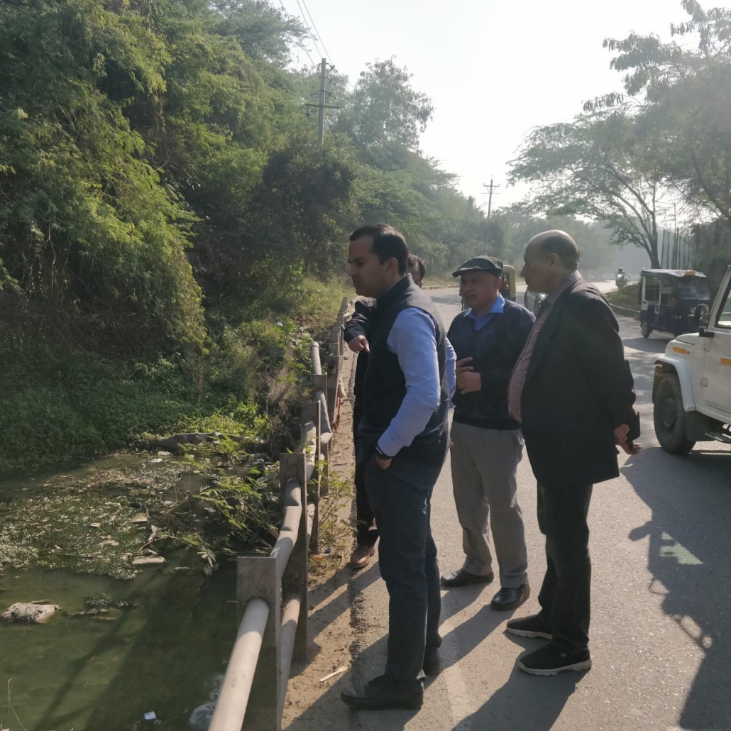 Commissioner inspects Sukhna-Choe alongwith engineers