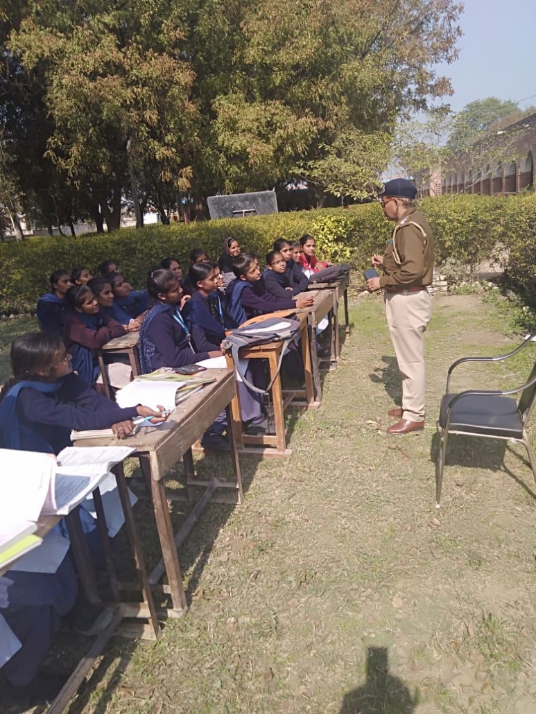 महिला थाना डबवाली प्रभारी पहुंची गांव डबवाली के सरकारी स्कूल में