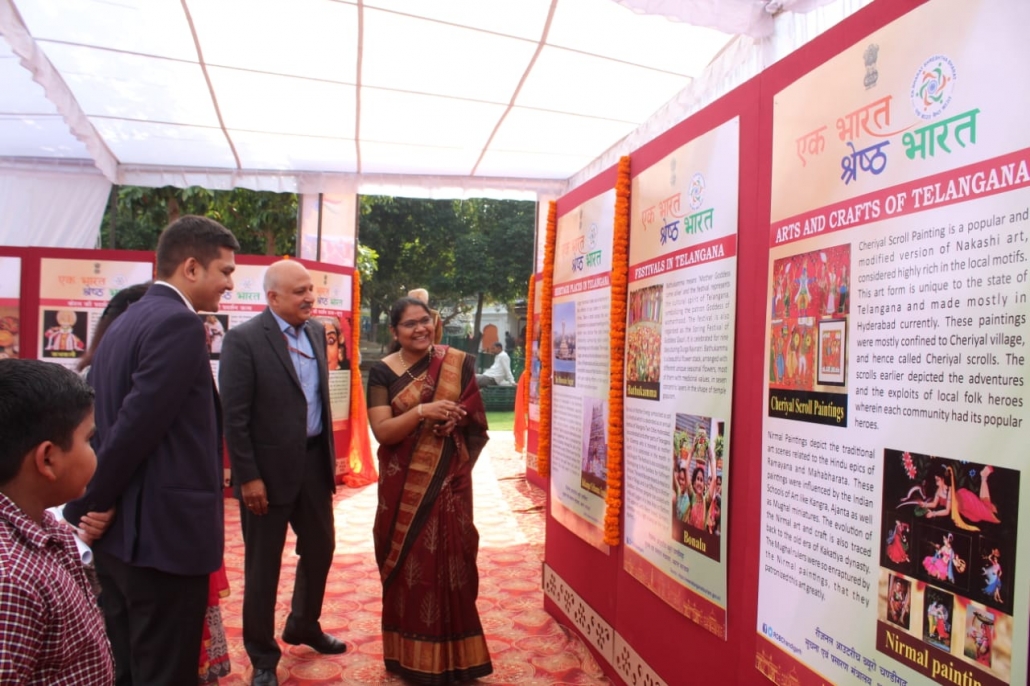  एक भारत श्रेष्ठ भारत पर चित्र प्रदर्शनी मनसा देवी मंदिर परिसर में आयोजित 
