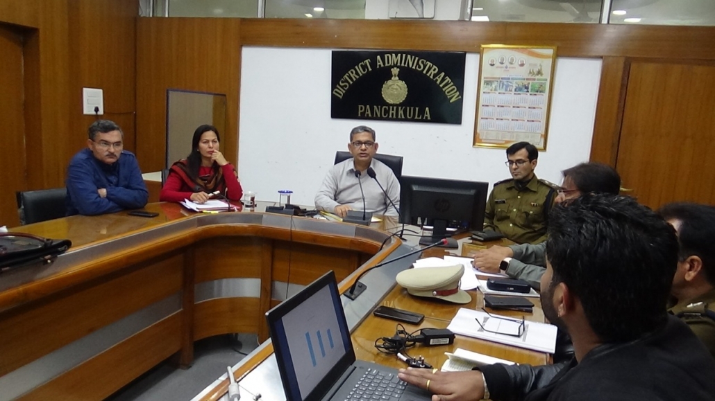 उपायुक्त मुकेश कुमार आहुजा ने कहा कि रोड सेफ्टी से जुडे हुए अधिकारी यातायात नियमों की जानकारी आम नागरिकों को देने के लिए जिला में ट्रेफिक पार्क विकसित करने हेतू स्थल का चयन करें।  