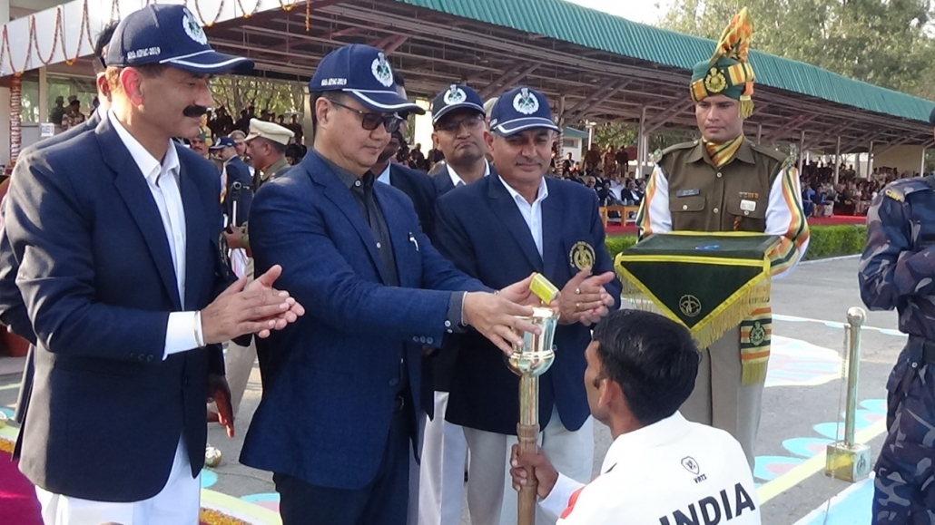 केन्द्रीय खेल मंत्री श्री किरण रिजुजी पुलिस खिलाड़ियों को सम्बोधित करते हुए व मशाल जलाकर खेलों का शुभारम्भ करते हुए साथ ही हरियाणा के खेल मंत्री संदीप सिंह। 