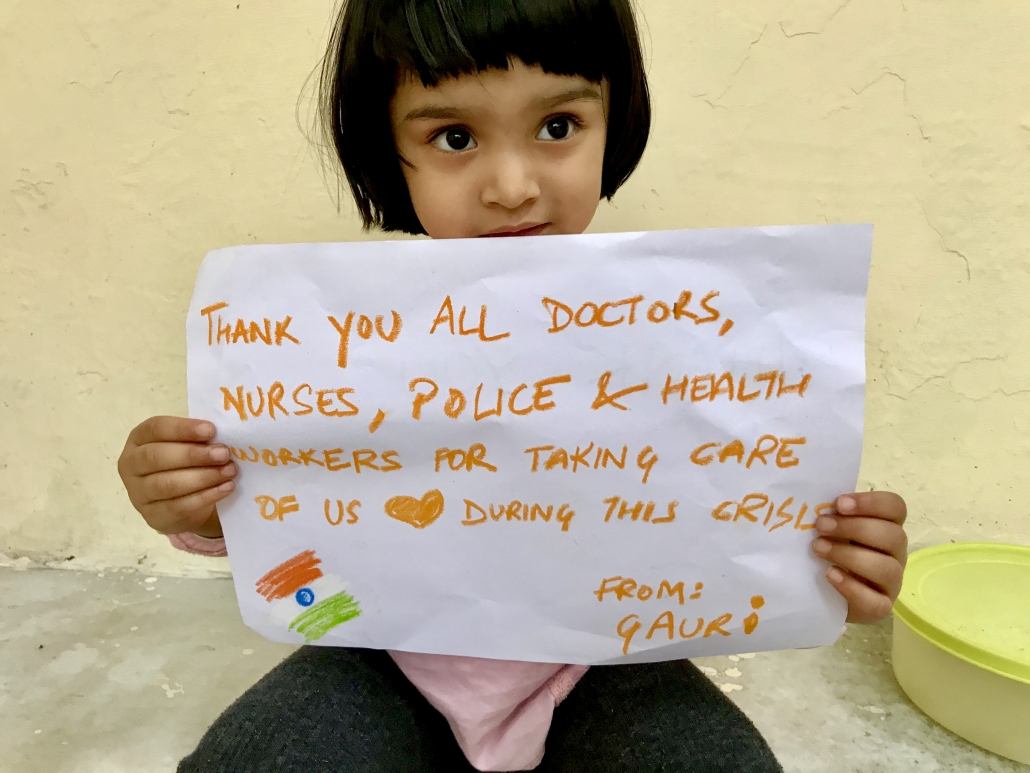 नन्हीं बच्ची गौरी ने ताली बजाकर वह लिखकर करोना वायरस के खिलाफ जागरूकता का संदेश दिया 
