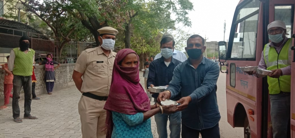 प्ंाचकूला में विद्यार्थियों को मिड डे मिल का राशन वितरित करते हुए शिक्षक।