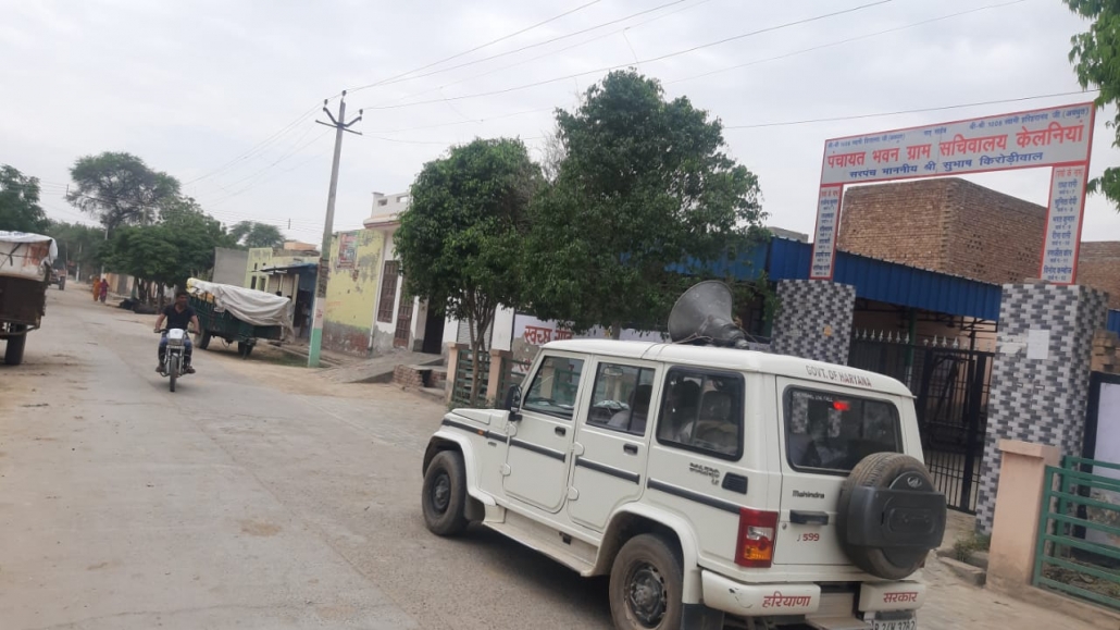 लॉकडाउन की पालना करने व सोशल डिस्टेंस अपनाने का दे रहे हैं संदेश