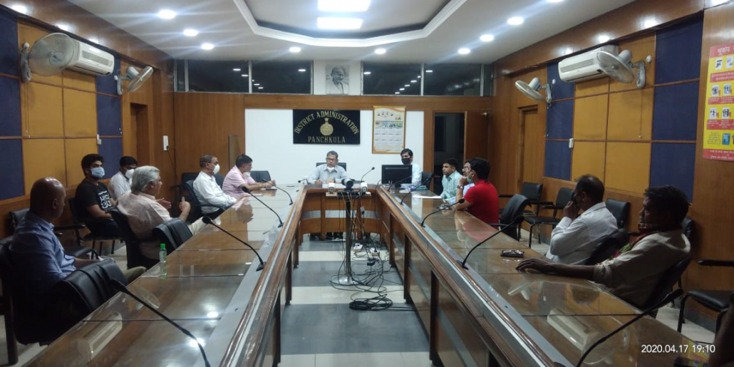 उपायुक्त मुकेश कुमार आहूजा ने बताया कि कोरोना संक्रमण के चलते लाॅकडाउन के दौरान लोगों की सुविधाओ के लिए जिला सचिवालय के सभागार में कंट्रोल रूम बनाया गया।