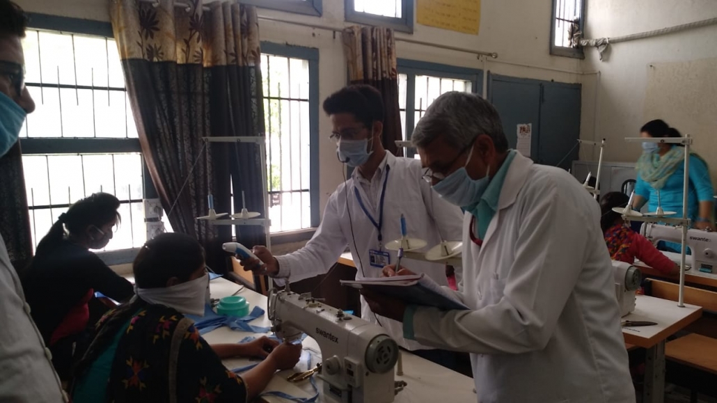 कोरोना संक्रमण से बचाव के लिए जिला प्रशासन द्वारा प्रत्येक व्यक्ति को मास्क पहनना अनिवार्य कर दिया गया है।