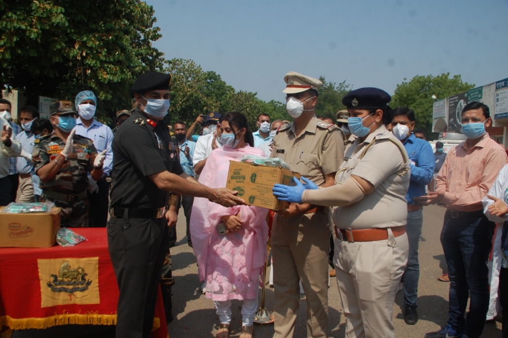 पंचकूला के नागरिक अस्पताल सैक्टर 6 में चंडीमंदिर पश्रिमी कमाण्ड के ब्रिगेडियर टी0एस0मुंडी के नेतृत्व में जवानों ने कोरोना वीर योद्वाओं का आर्मी बैंड की देशभक्ति धुनों से सम्मान किया।