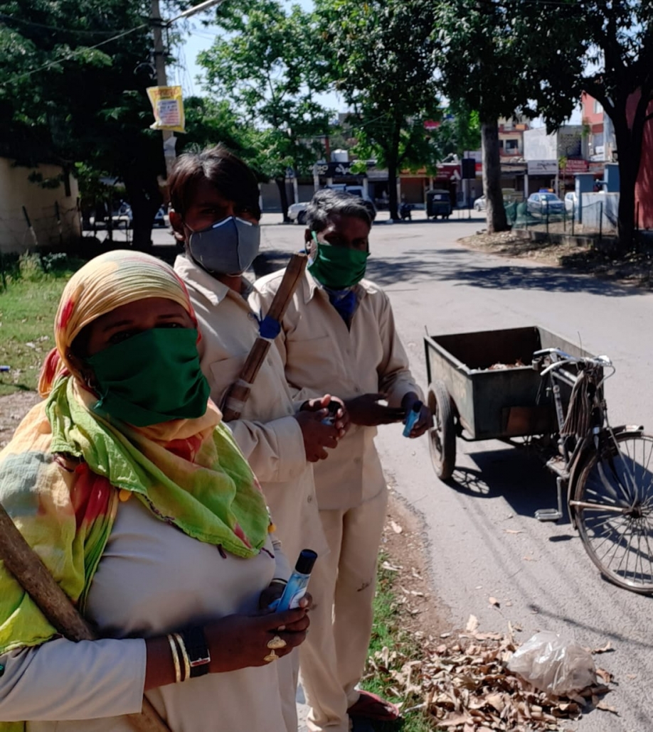 जिला विधिक सेवांए प्राधिकरण की ओर से सफाई कर्मियों को मास्क व सेनीटाईजर वितरित करते हुए।