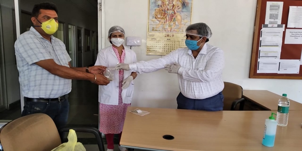 आयुष विभाग के चिकित्स इम्युनिटी बुस्ट करने के लिए औषधियां वितरित करते हुए।