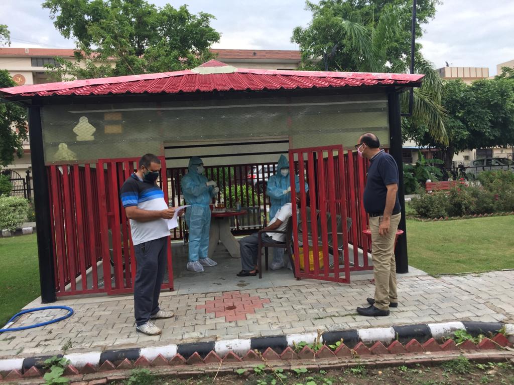 स्वास्थ्य विभाग द्वारा जिला में 6 मोबाईल युनिट के माध्यम से जिला के लोगों के सैम्पल लेने के लिए रोस्टर बनाया गया है।