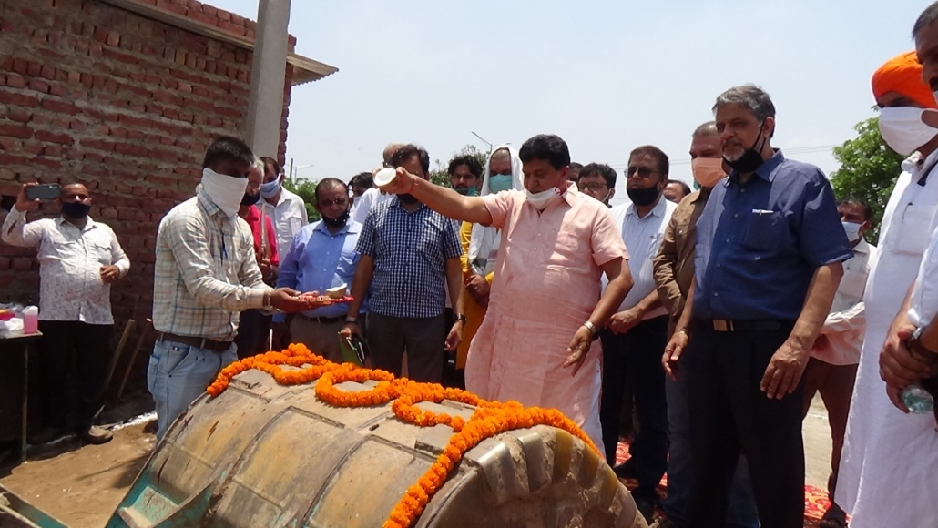 हरियाणा विधानसभा अध्यक्ष ज्ञानचंद गुप्ता वृद्धाश्रम के कार्य का शुभारम्भ करते हुए।