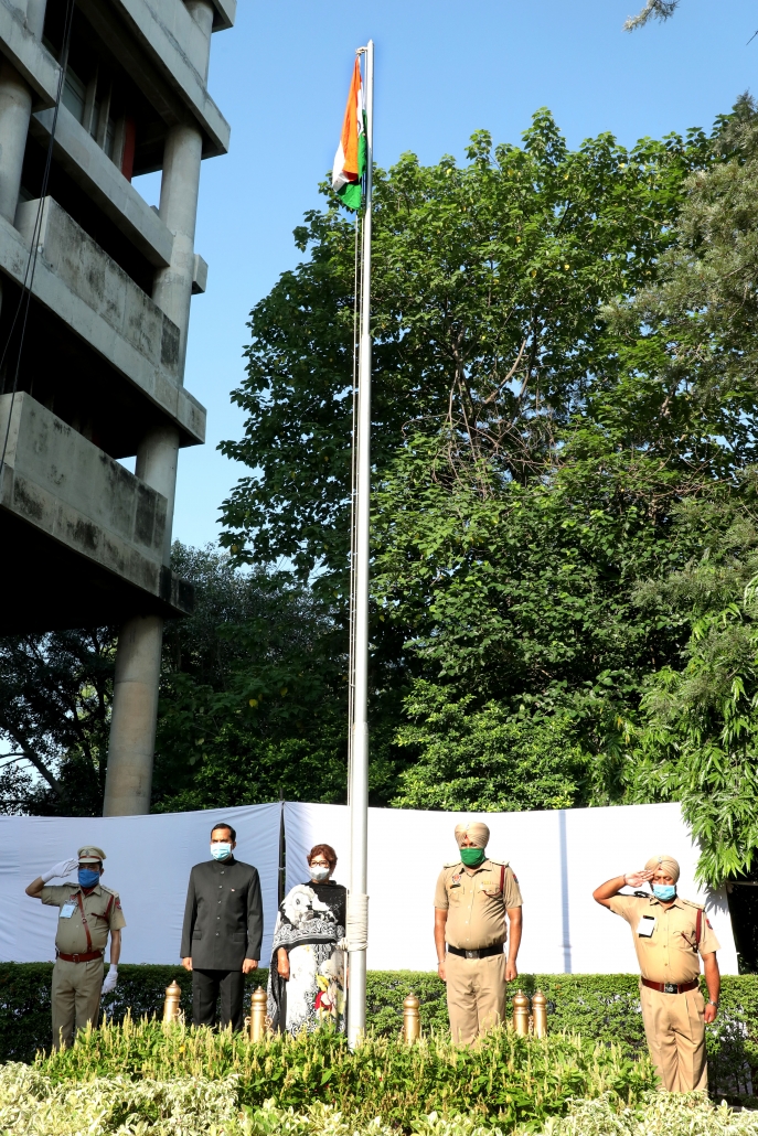 Mayor unfurl the National Flag at MC Building