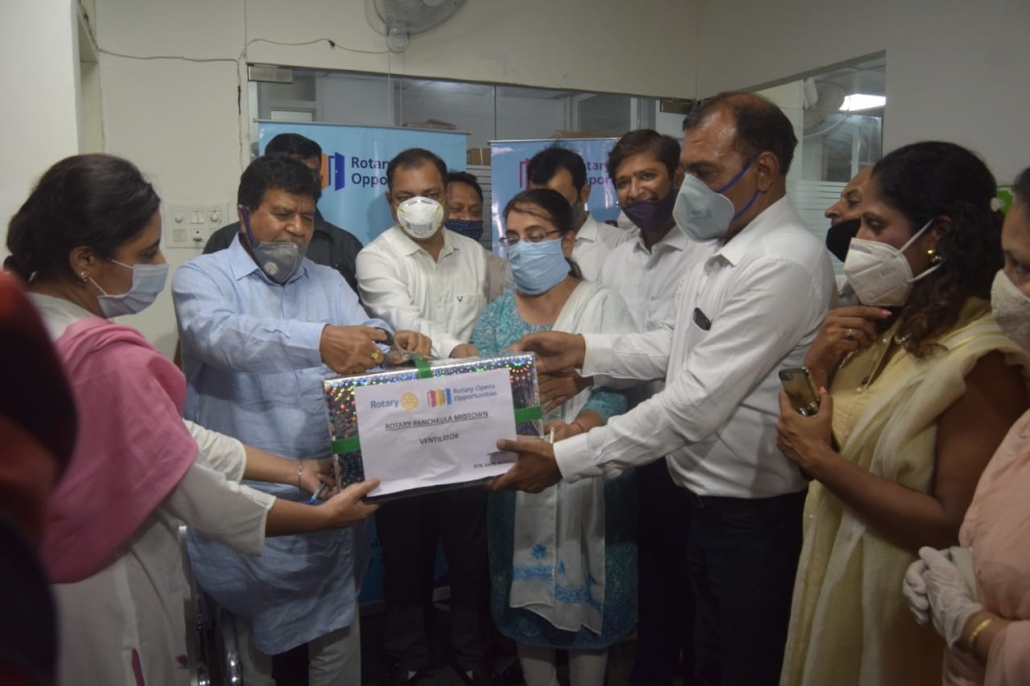 सामान्य अस्पताल सैक्टर 6 में वेंटिलेशन उपकरण भेंट करते हुए हरियाणा विधानसभा अध्यक्ष ज्ञानंचद गुप्ता।
