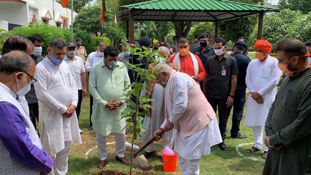 पोधारोपण करने के पश्चात रक्षासूत्र बाँघ वृक्ष की सुरक्षा का भी प्रण लिया।