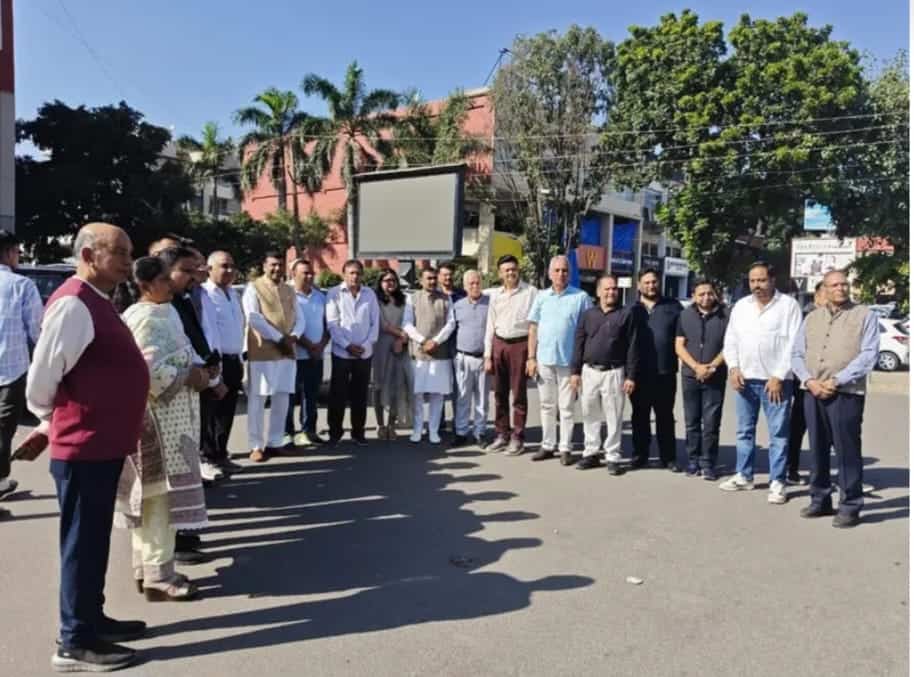 महापौर कुलभूषण गोयल के फैसले से दुकानदारों और नागरिकों में खुशी की लहर - सेक्टर-8, 9 और 10 में पेड पार्किंग खत्म