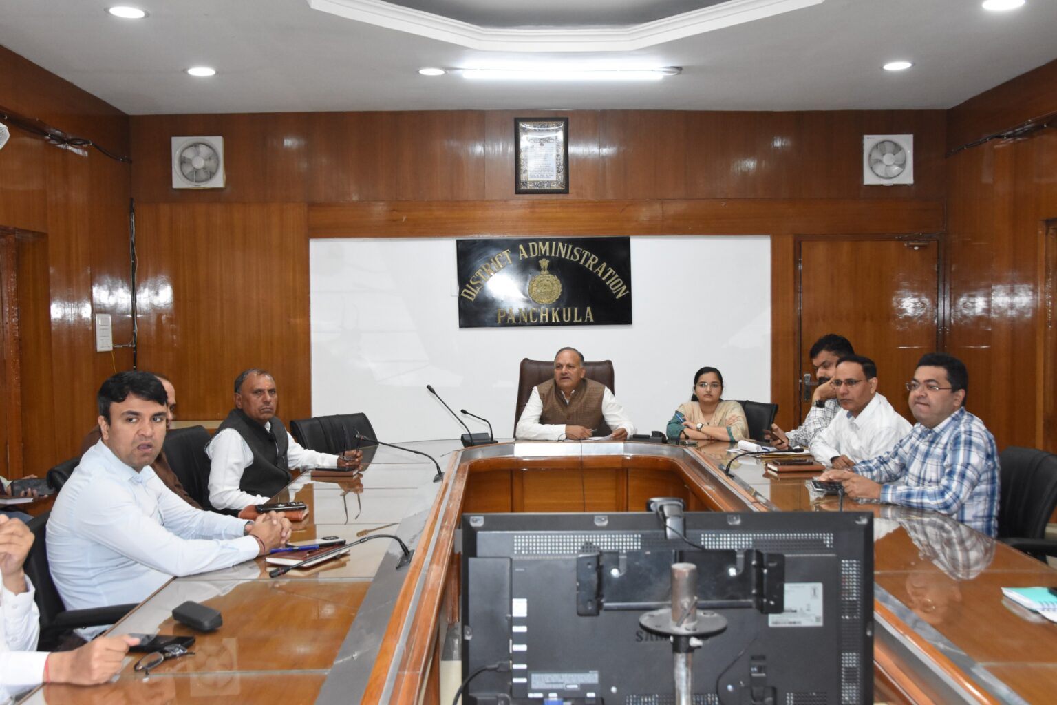 उपायुक्त ने खेतों में लटकती बिजली की तारों पर संज्ञान लेते हुए बिजली विभाग के संबंधित अधिकारी को मौके का मुआयना कर तारों को ठीक करने के दिए निर्देश